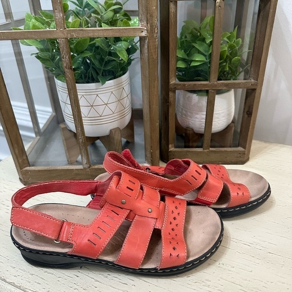 Clarks Women’s Lexi Qwin Coral Pink Leather Slingback Sandal Size 8 - Picture 4 of 5